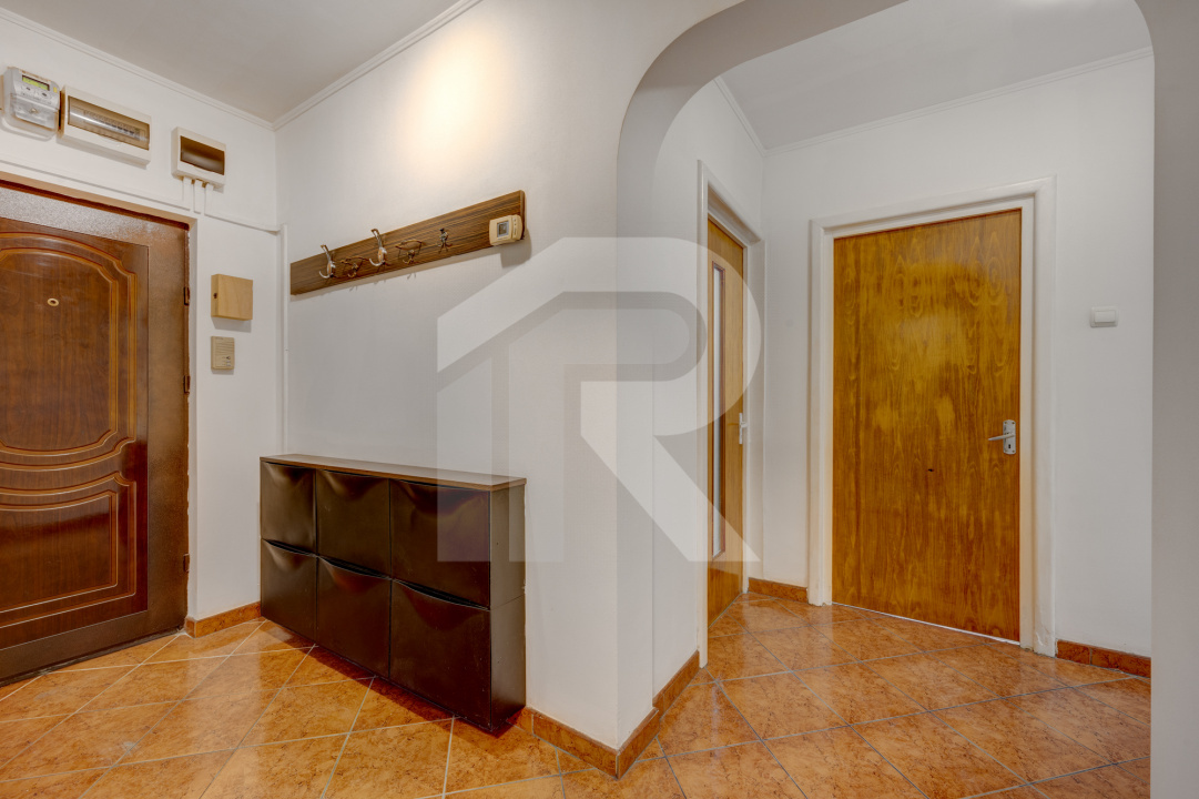 PIAȚA REȘIȚA, 3 CAMERE, 73 MP TOTAL, CENTRALA PROPRIE, LOC PARCARE!