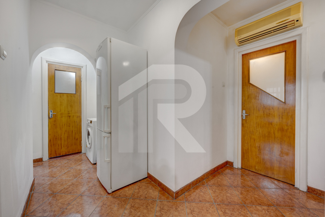 PIAȚA REȘIȚA, 3 CAMERE, 73 MP TOTAL, CENTRALA PROPRIE, LOC PARCARE!