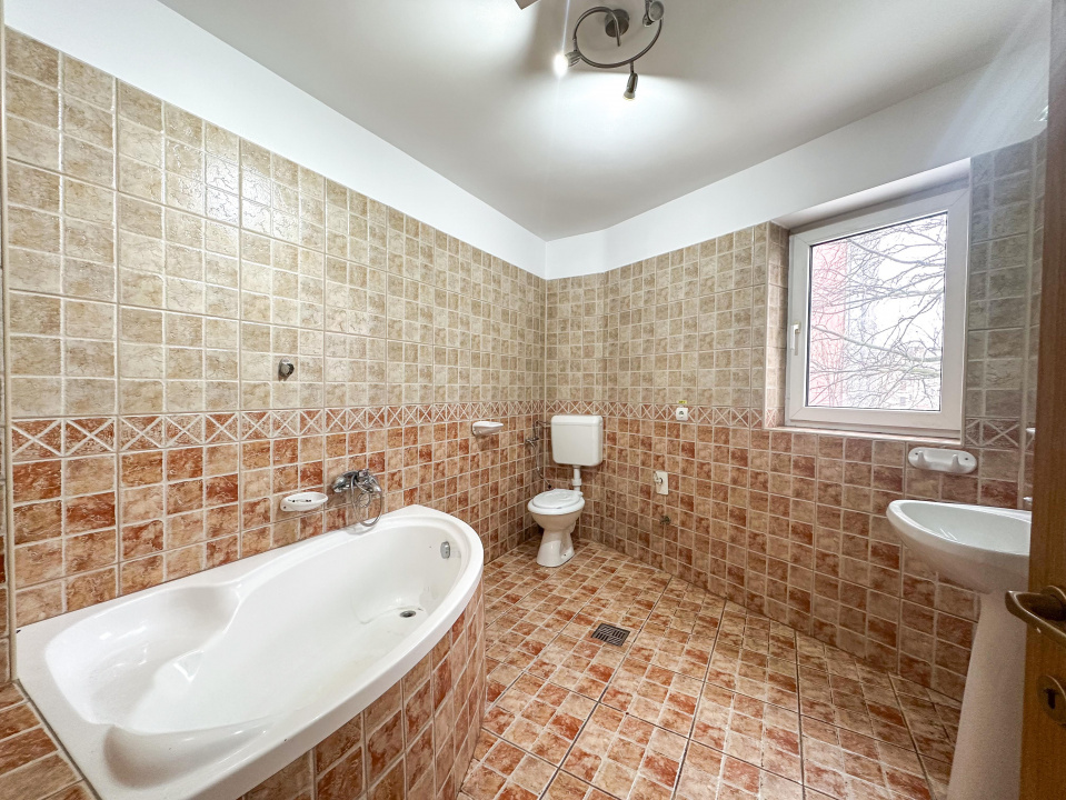 La doi pasi de Universitate - nu doar un birou ci un statut