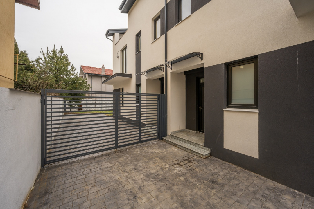 Casa se preda finisata - 4 bai - 3 dormitoare - curte - parcare -  metrou Păcii 